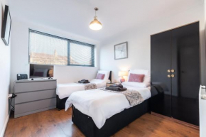 BEST PRICE - AMAZING LOCATION 4 Singles beds or 2 King Size Southsea Apartment- FREE PARKING, SMART TVS